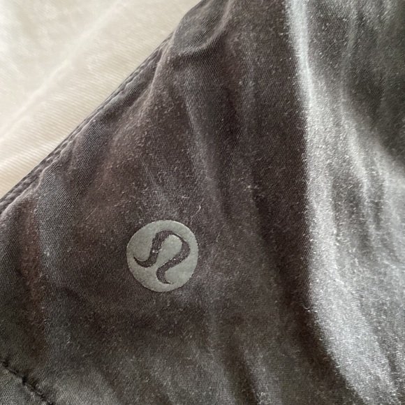 Lululemon Shorts - Size 8 - Picture 13 of 13